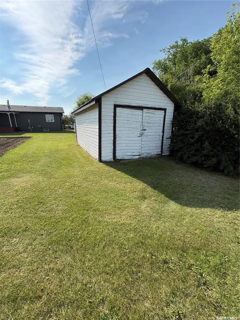 204 Birch Street Kelvington SK S0A 1W0