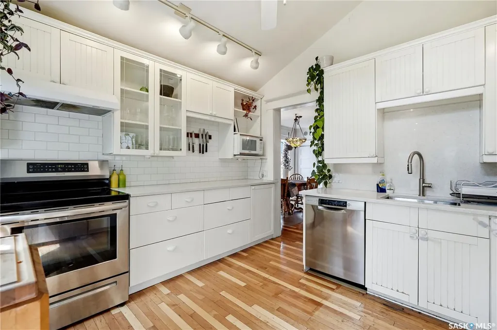 518 10th Street E Saskatoon SK S7N 0E2