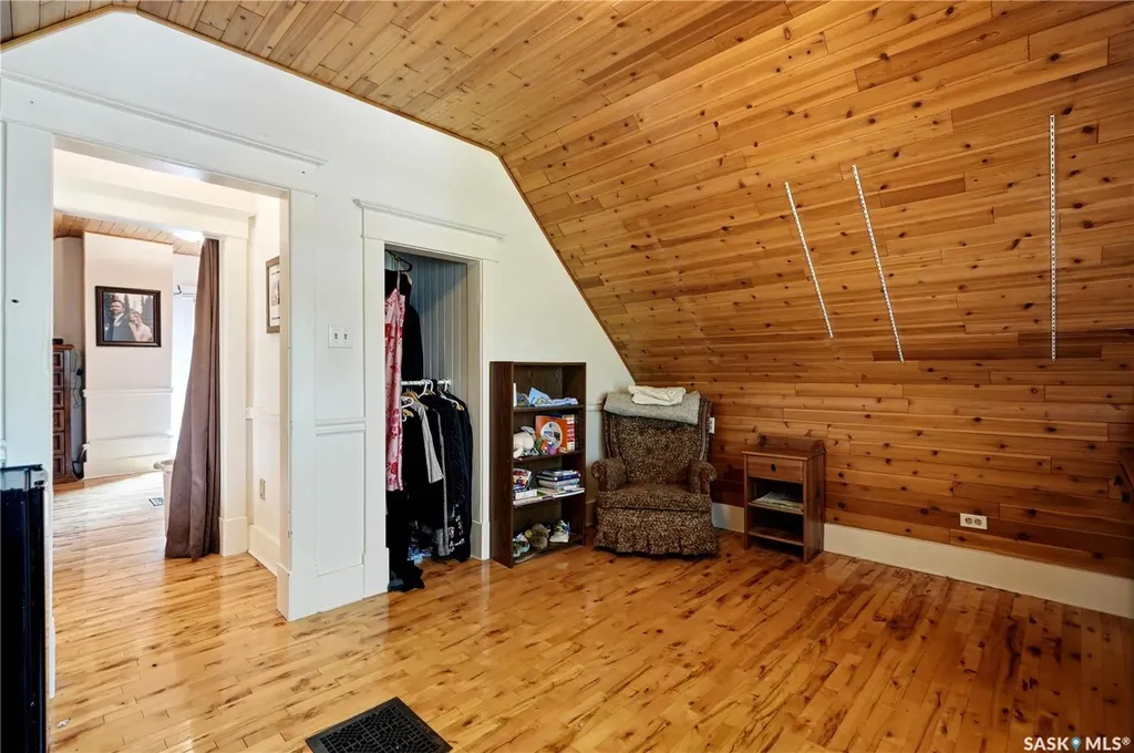 518 10th Street E Saskatoon SK S7N 0E2
