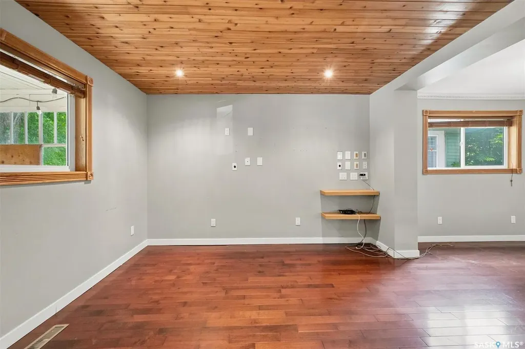 406 27th Street W Saskatoon SK S7L 0J9