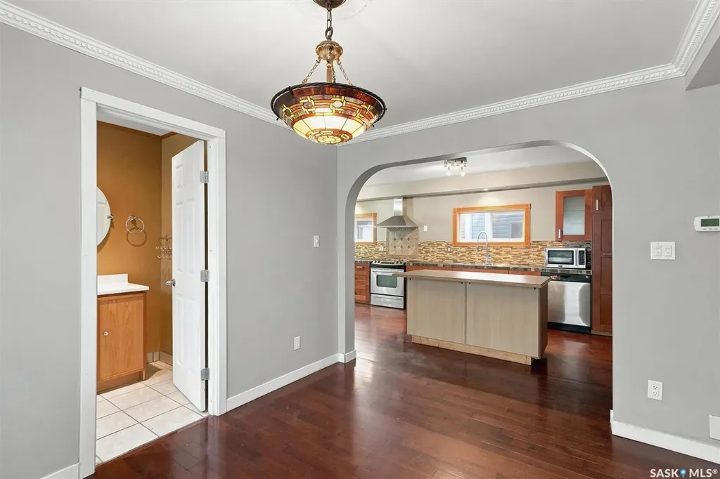 406 27th Street W Saskatoon SK S7L 0J9
