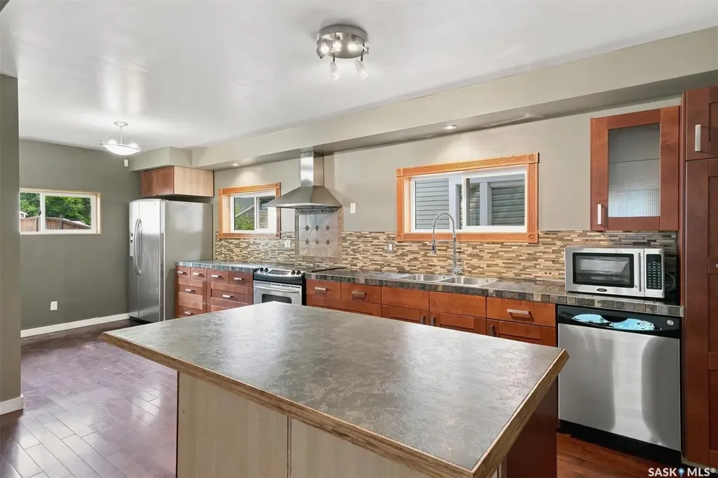 406 27th Street W Saskatoon SK S7L 0J9