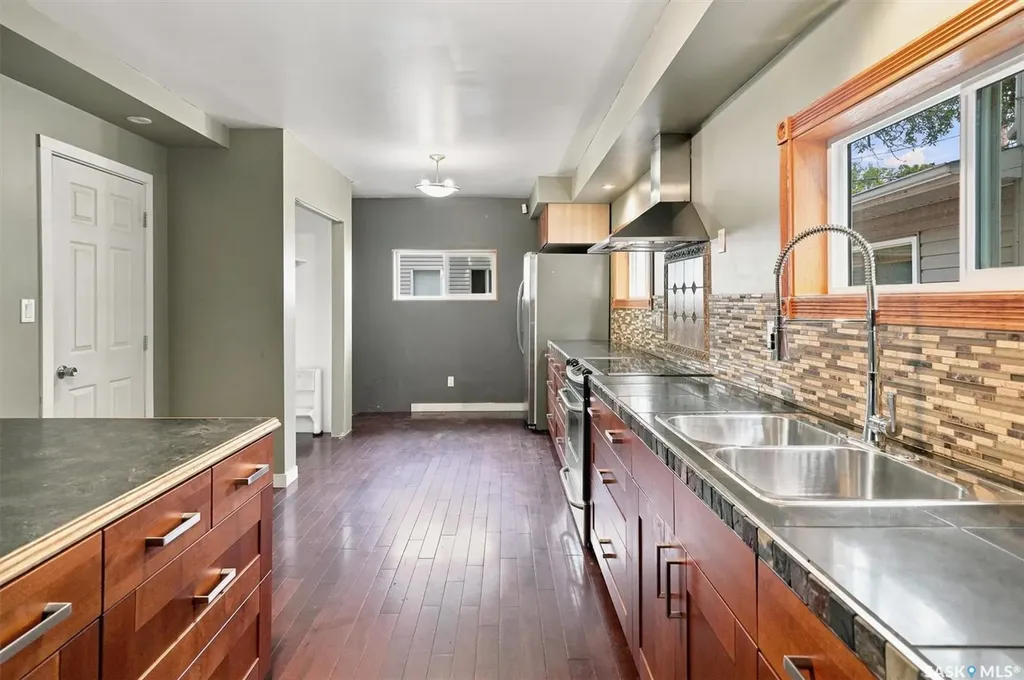 406 27th Street W Saskatoon SK S7L 0J9
