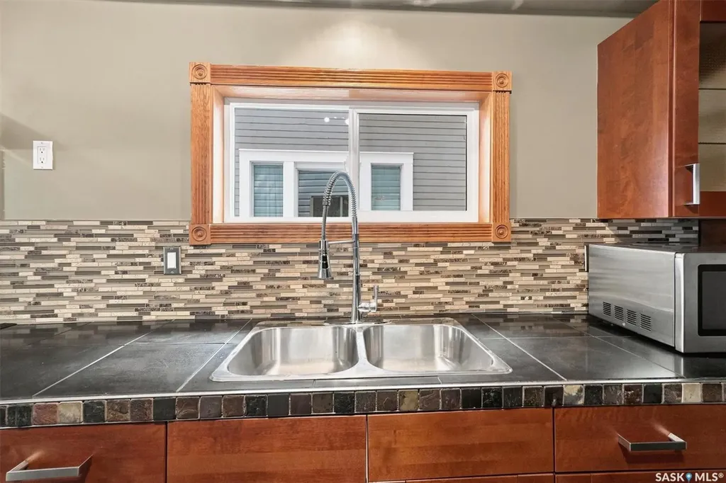 406 27th Street W Saskatoon SK S7L 0J9