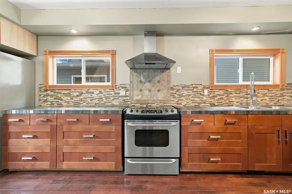 406 27th Street W Saskatoon SK S7L 0J9