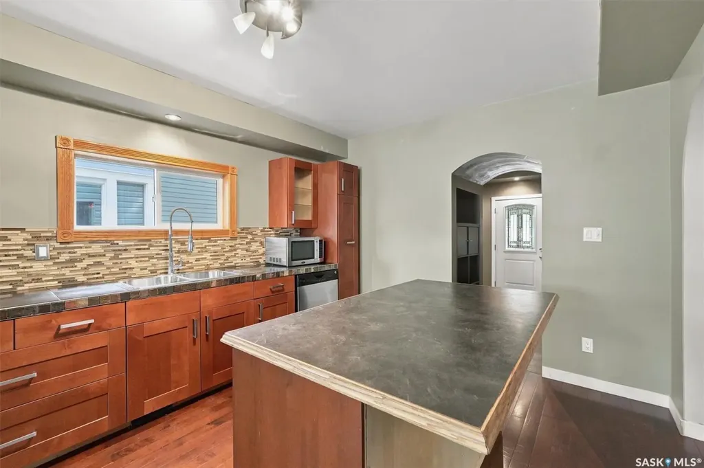 406 27th Street W Saskatoon SK S7L 0J9