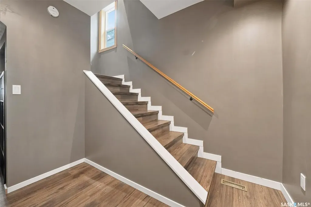 406 27th Street W Saskatoon SK S7L 0J9