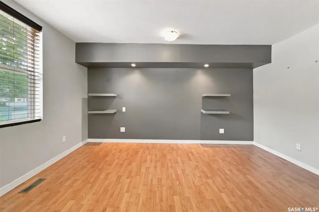 406 27th Street W Saskatoon SK S7L 0J9