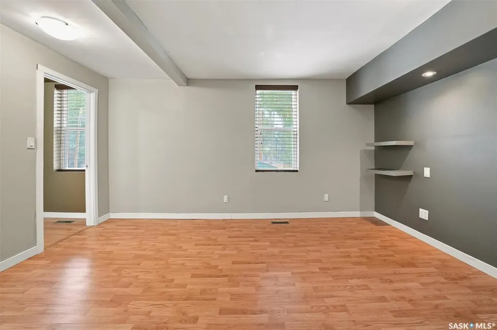 406 27th Street W Saskatoon SK S7L 0J9