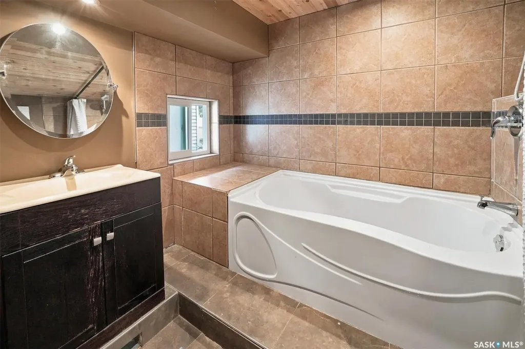 406 27th Street W Saskatoon SK S7L 0J9