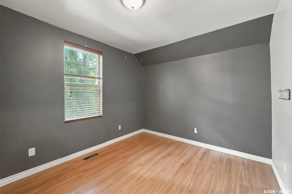 406 27th Street W Saskatoon SK S7L 0J9