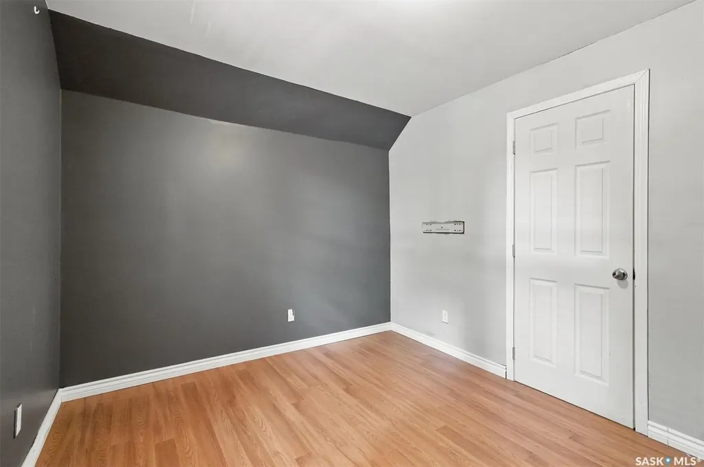 406 27th Street W Saskatoon SK S7L 0J9