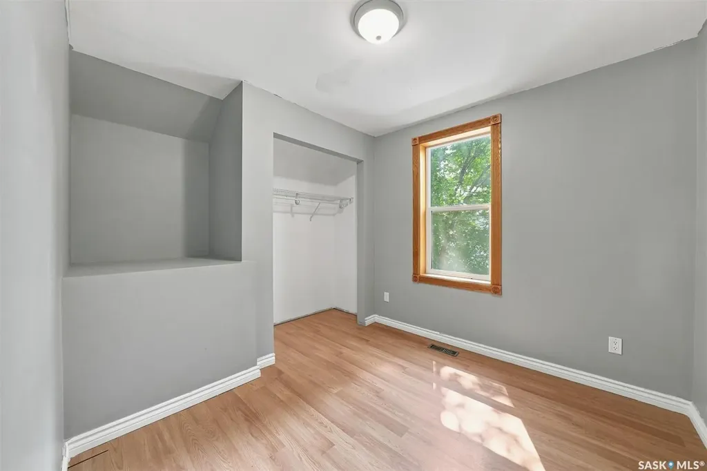406 27th Street W Saskatoon SK S7L 0J9