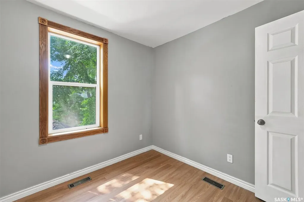 406 27th Street W Saskatoon SK S7L 0J9