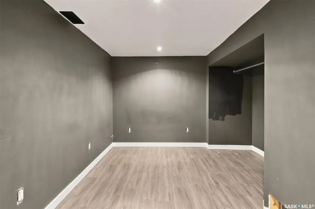 406 27th Street W Saskatoon SK S7L 0J9