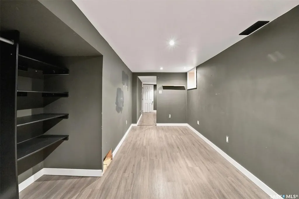 406 27th Street W Saskatoon SK S7L 0J9