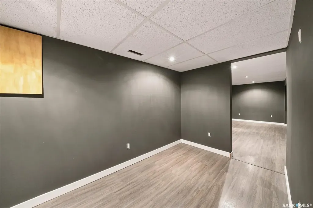 406 27th Street W Saskatoon SK S7L 0J9