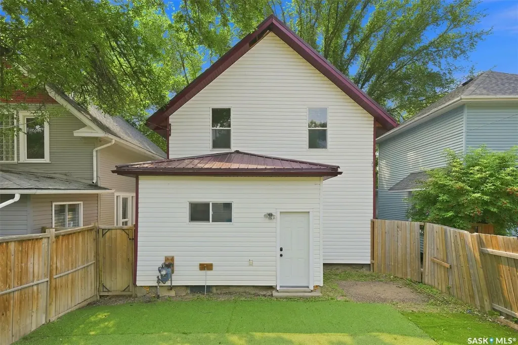 406 27th Street W Saskatoon SK S7L 0J9