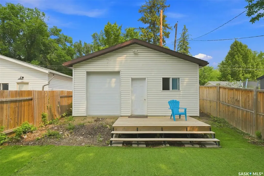 406 27th Street W Saskatoon SK S7L 0J9