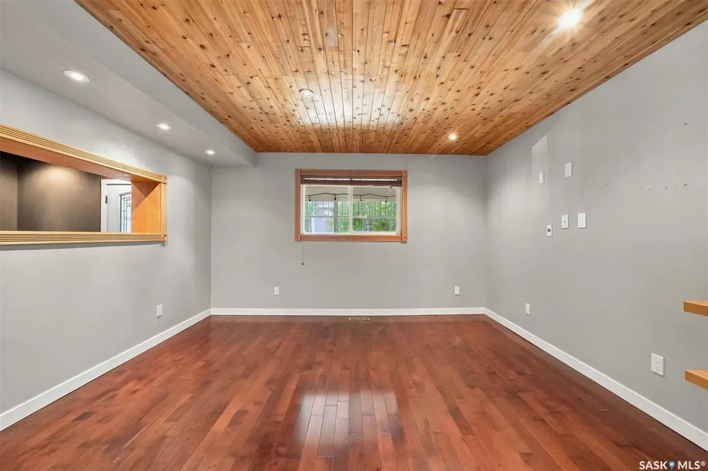 406 27th Street W Saskatoon SK S7L 0J9