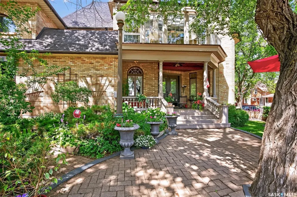 220 Hall Street W Moose Jaw SK S6H 2R3