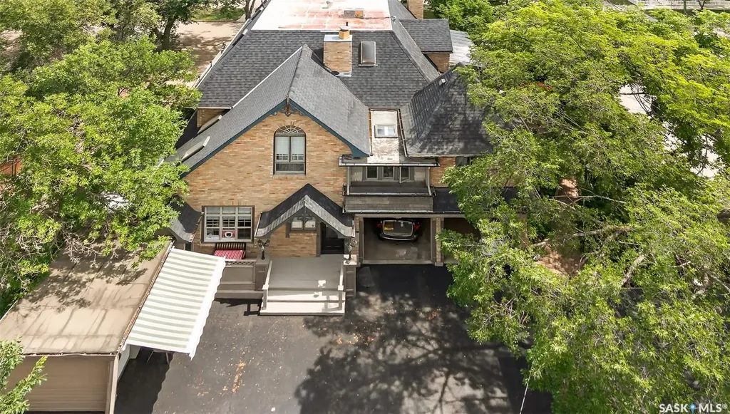 220 Hall Street W Moose Jaw SK S6H 2R3