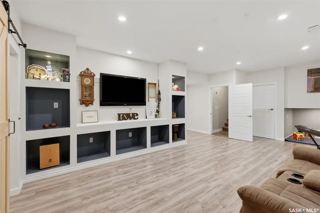 1135 Pringle Way Saskatoon SK S7T 0V5
