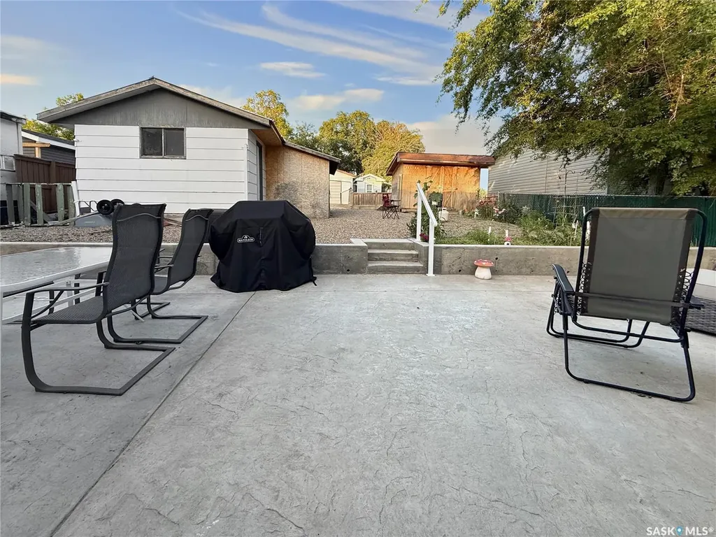 33 7th Avenue NE Swift Current SK S9H 2N2