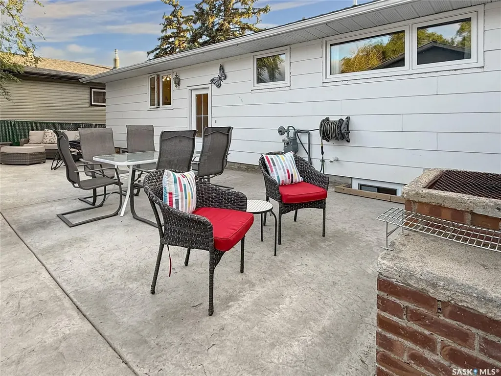 33 7th Avenue NE Swift Current SK S9H 2N2