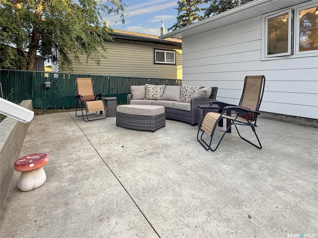 33 7th Avenue NE Swift Current SK S9H 2N2