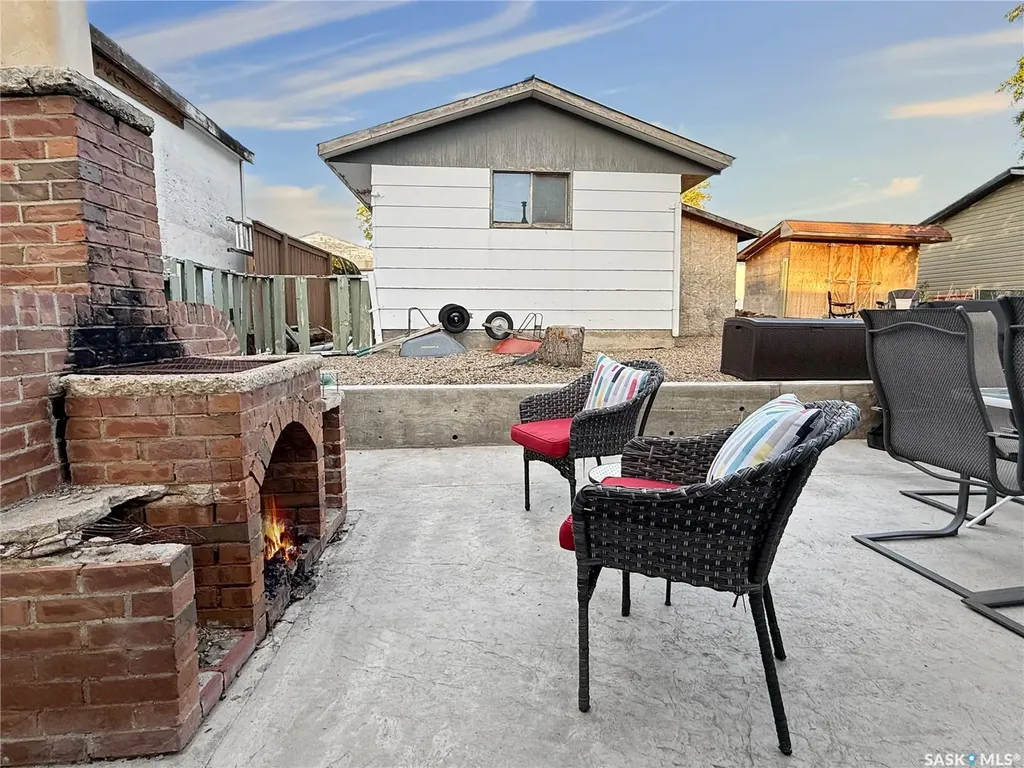 33 7th Avenue NE Swift Current SK S9H 2N2