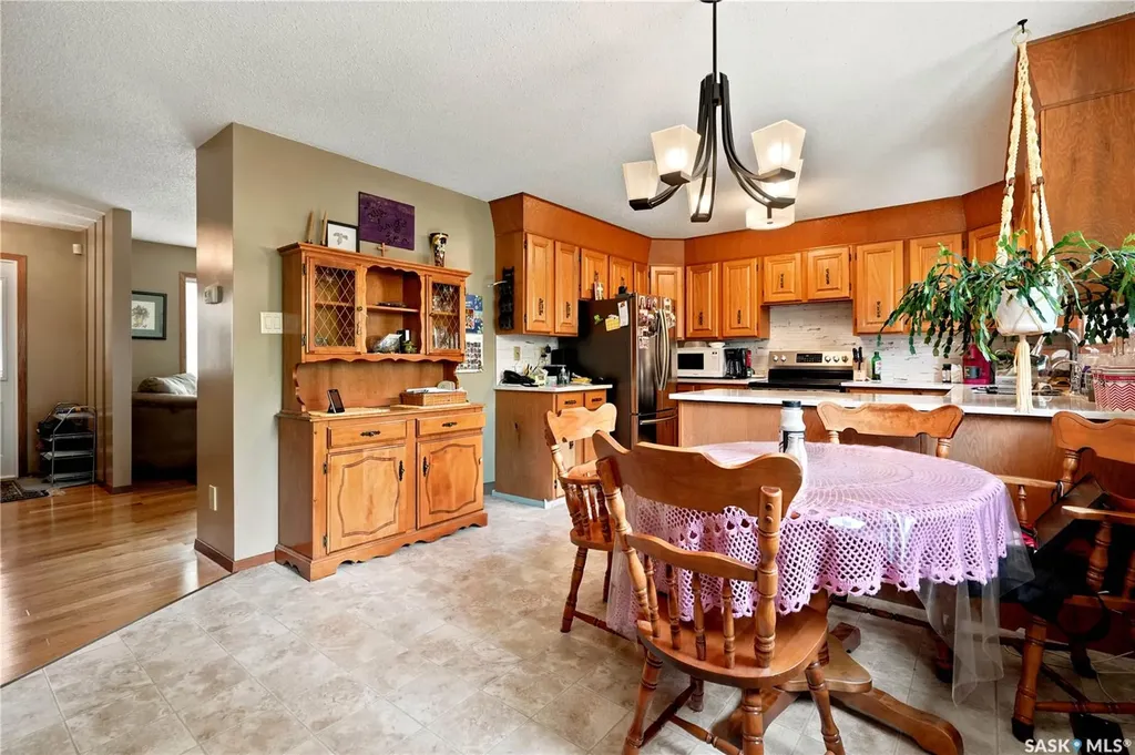 828 Seymour Crescent N Regina SK S4X 2G4