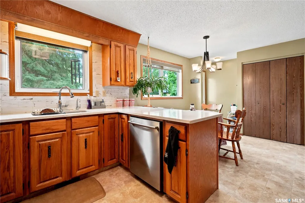 828 Seymour Crescent N Regina SK S4X 2G4