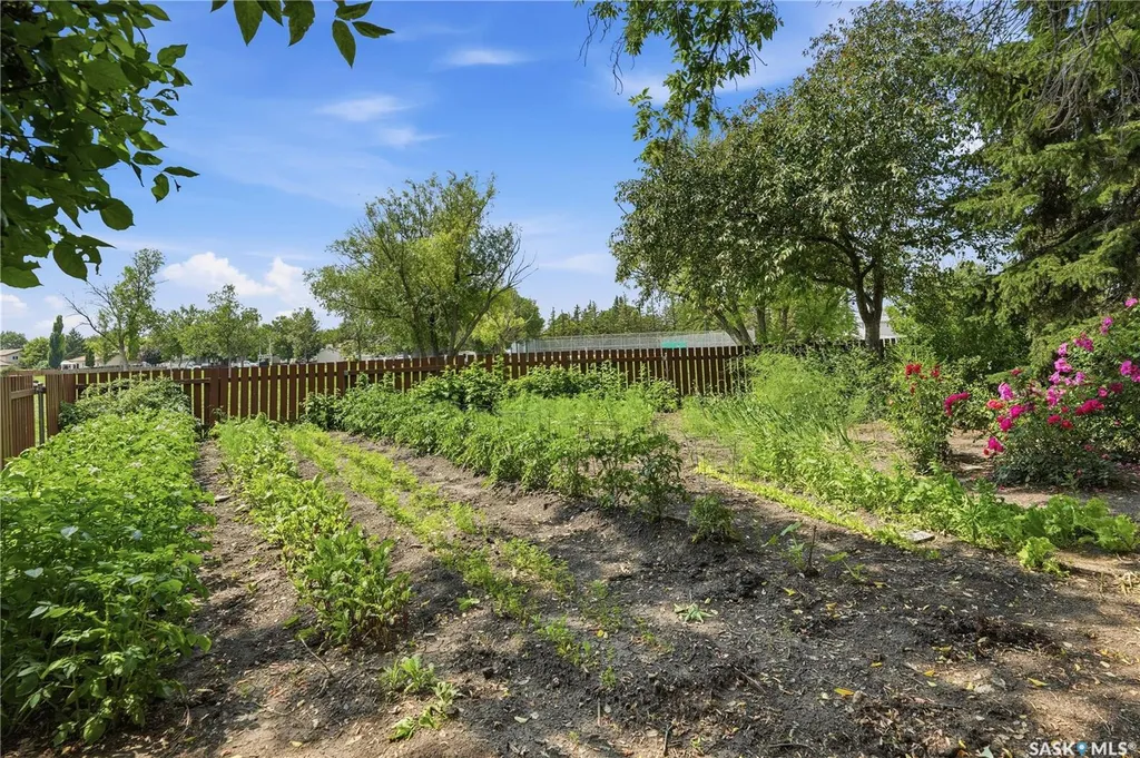 828 Seymour Crescent N Regina SK S4X 2G4