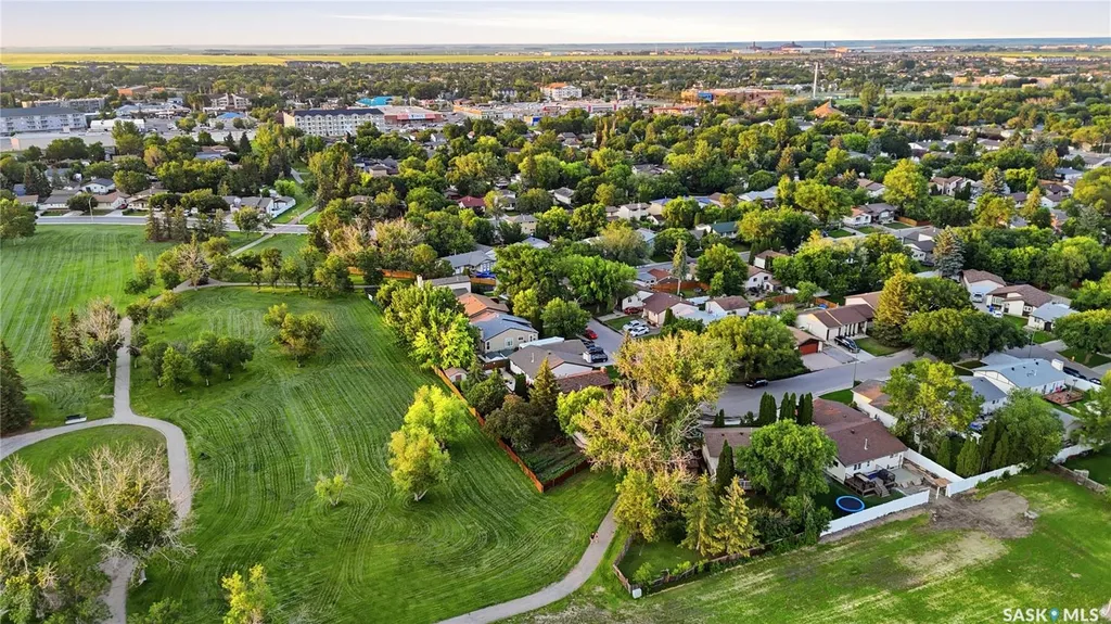 828 Seymour Crescent N Regina SK S4X 2G4
