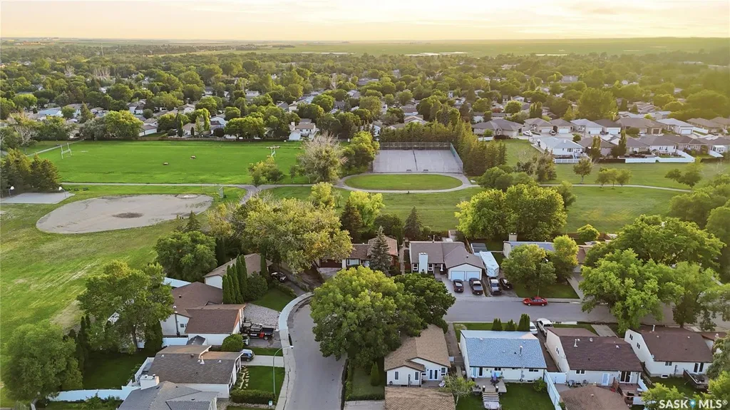 828 Seymour Crescent N Regina SK S4X 2G4