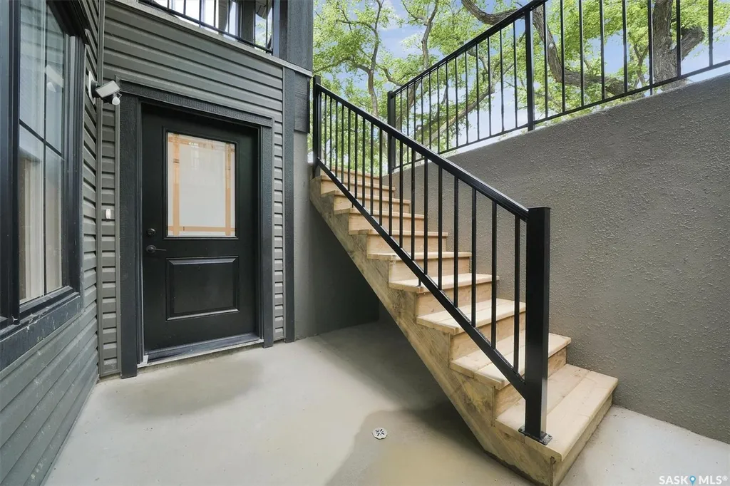1118 9th Street E Saskatoon SK S7H 0N4