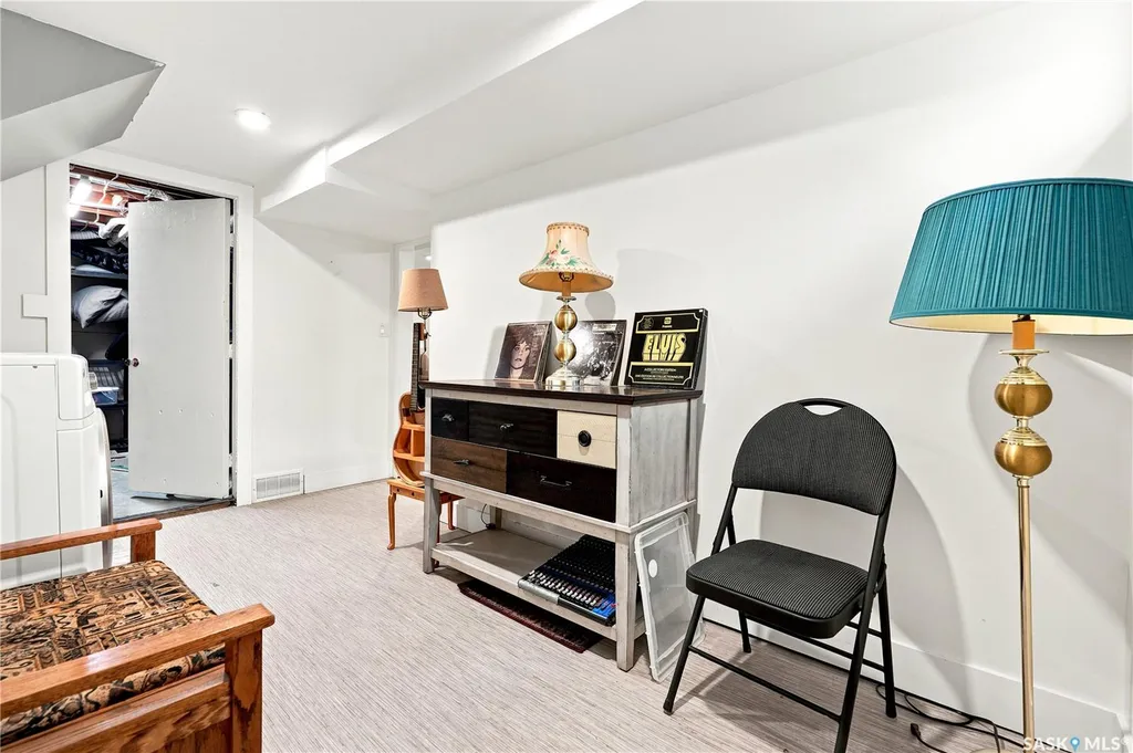 1706 Ewart Avenue Saskatoon SK S7H 2L2
