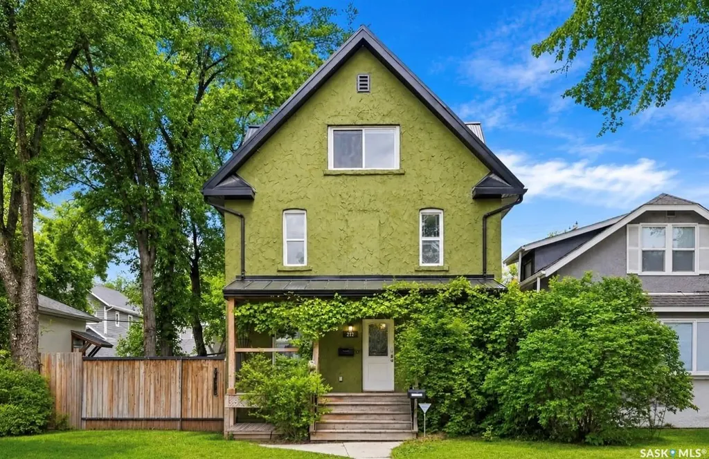 212 25th Street W Saskatoon SK S7L 0C4