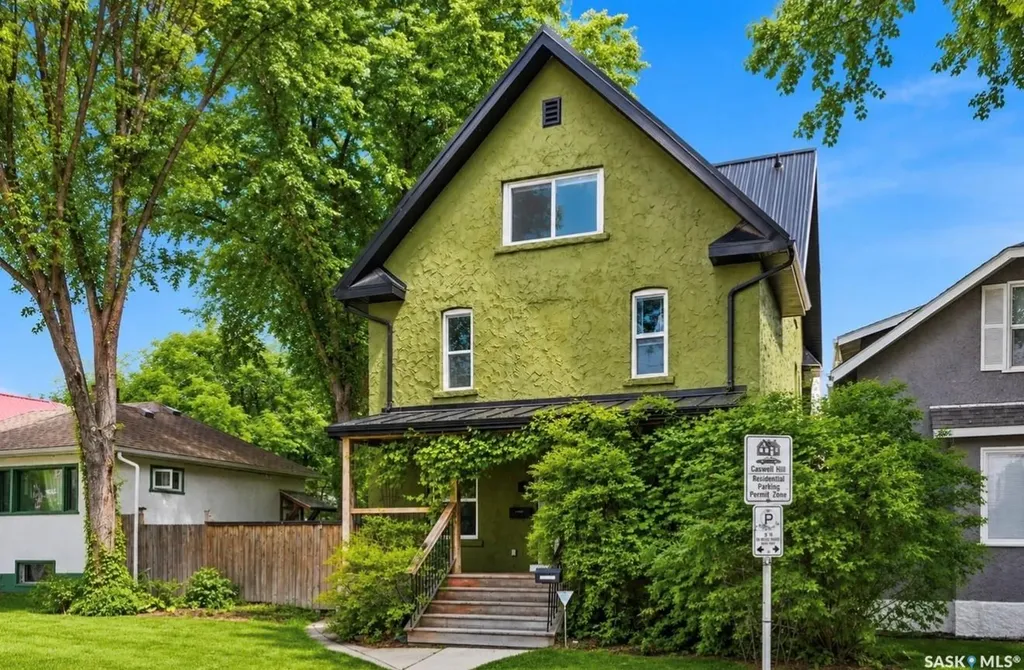 212 25th Street W Saskatoon SK S7L 0C4