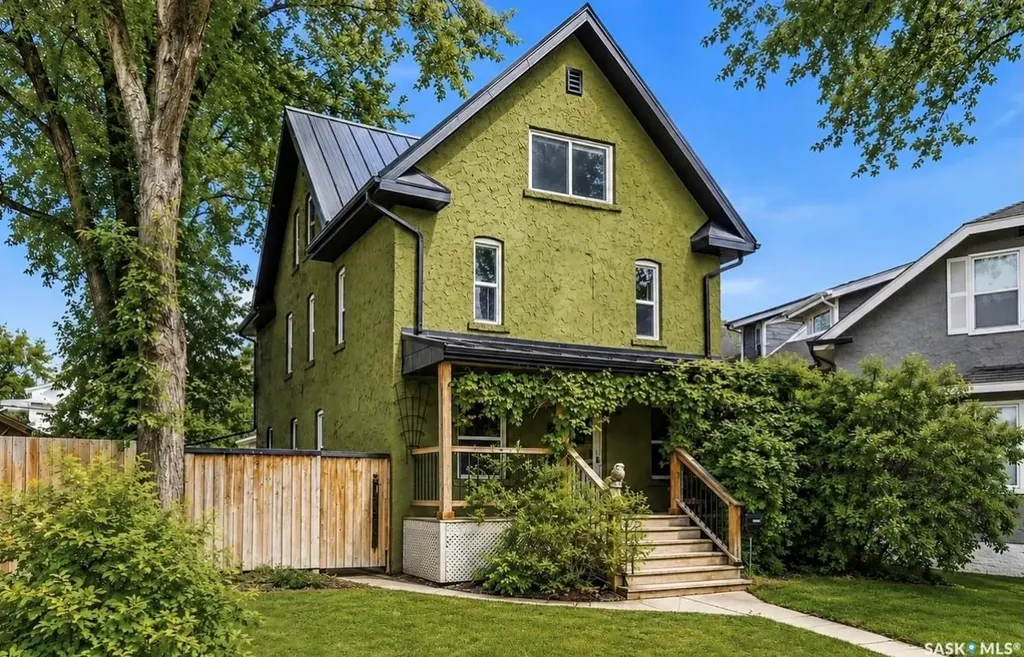 212 25th Street W Saskatoon SK S7L 0C4