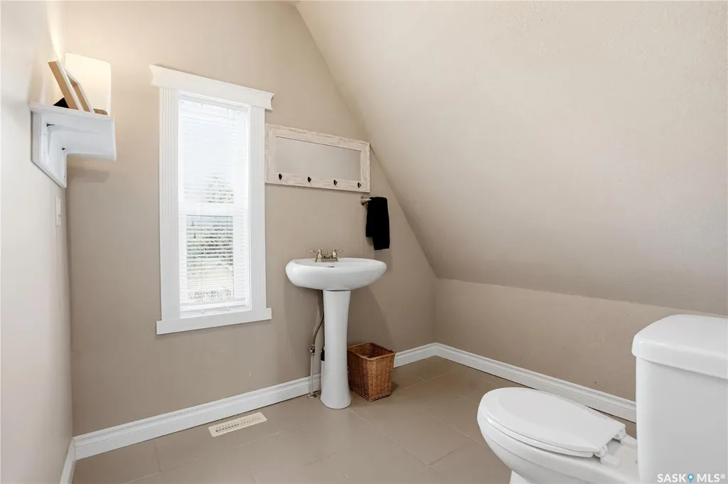 212 25th Street W Saskatoon SK S7L 0C4
