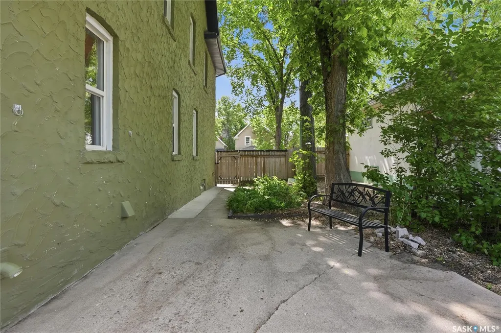 212 25th Street W Saskatoon SK S7L 0C4