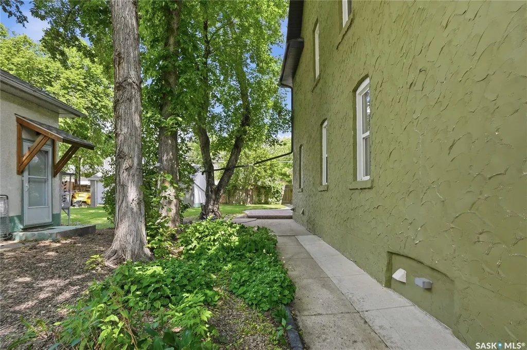 212 25th Street W Saskatoon SK S7L 0C4