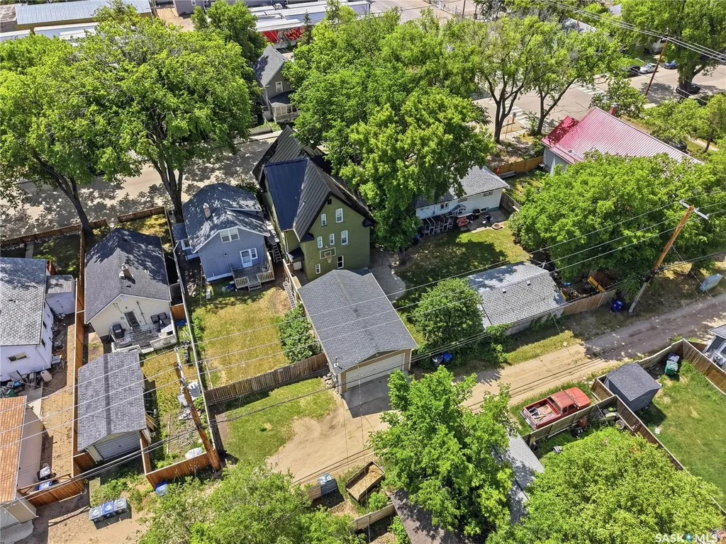 212 25th Street W Saskatoon SK S7L 0C4