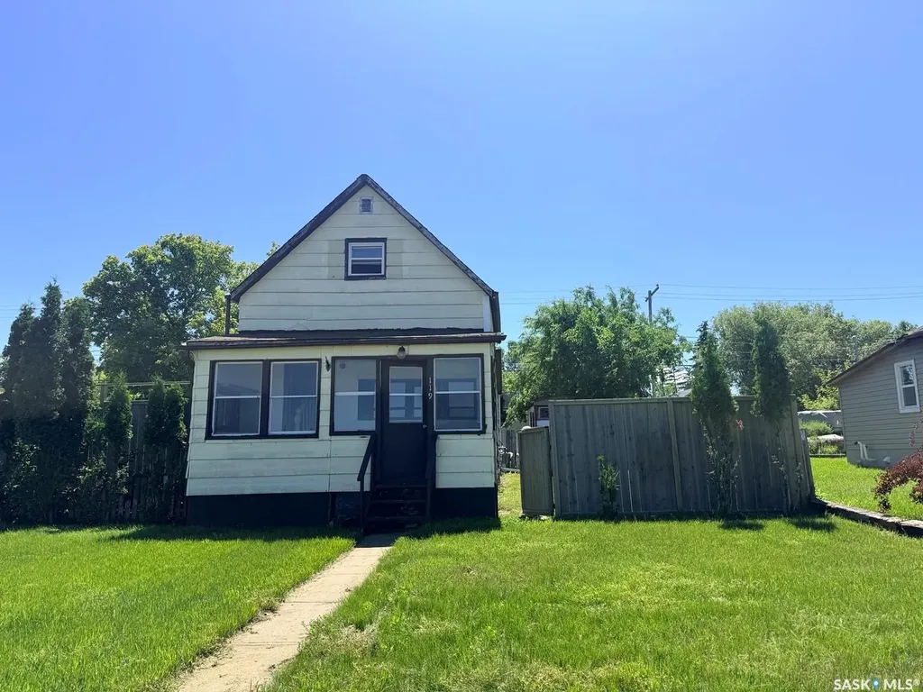 119 Home Street W Moose Jaw SK S6H 4X3