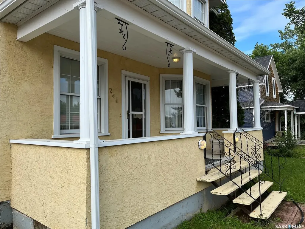 244 1st Avenue E Gravelbourg SK S0H 1X0
