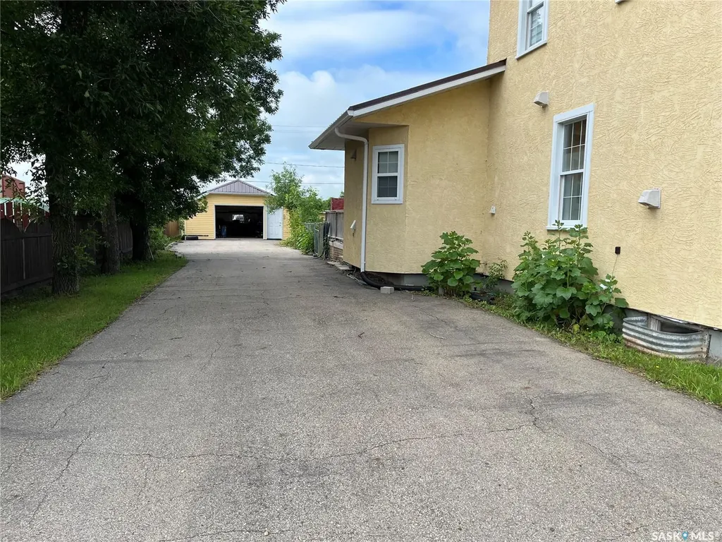 244 1st Avenue E Gravelbourg SK S0H 1X0
