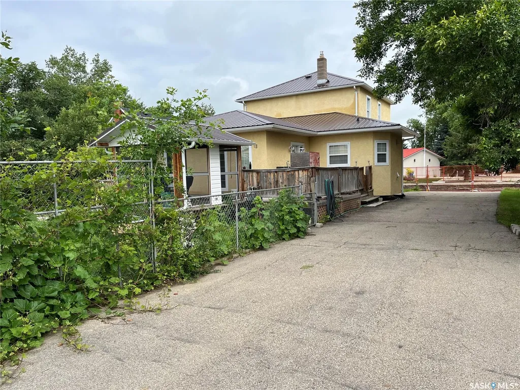 244 1st Avenue E Gravelbourg SK S0H 1X0