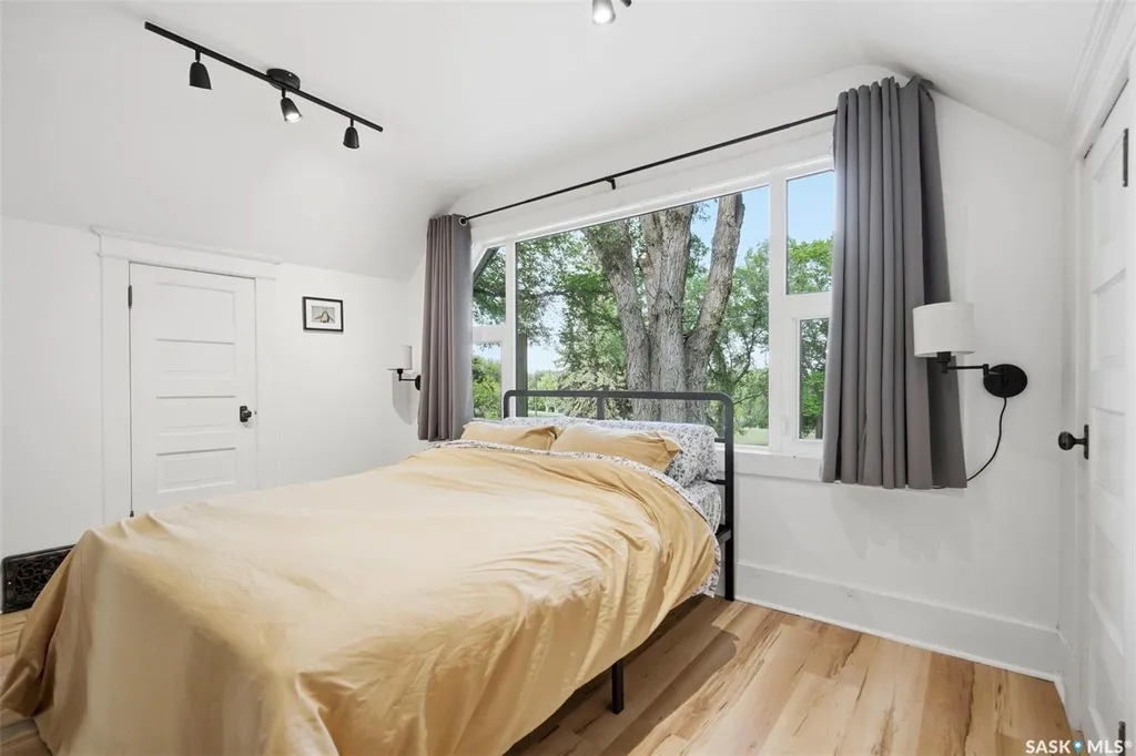 805 H Avenue S Saskatoon SK S7M 1X3